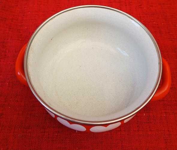Emaliowane małe garnuszku w serduszka  Wysokość 6cm Średnica 11cm