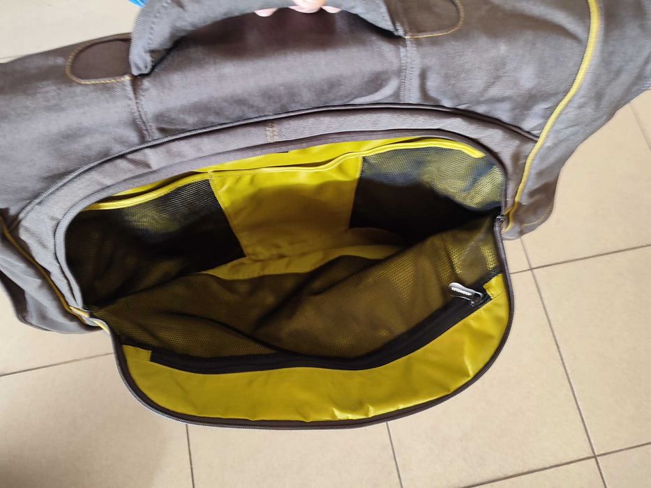 Porta fatos como novo marca Crumpler