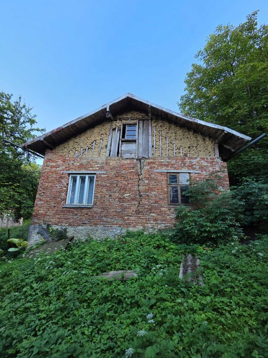 Дачний будинок с. Гологірки. Потребує незначного ремонту.