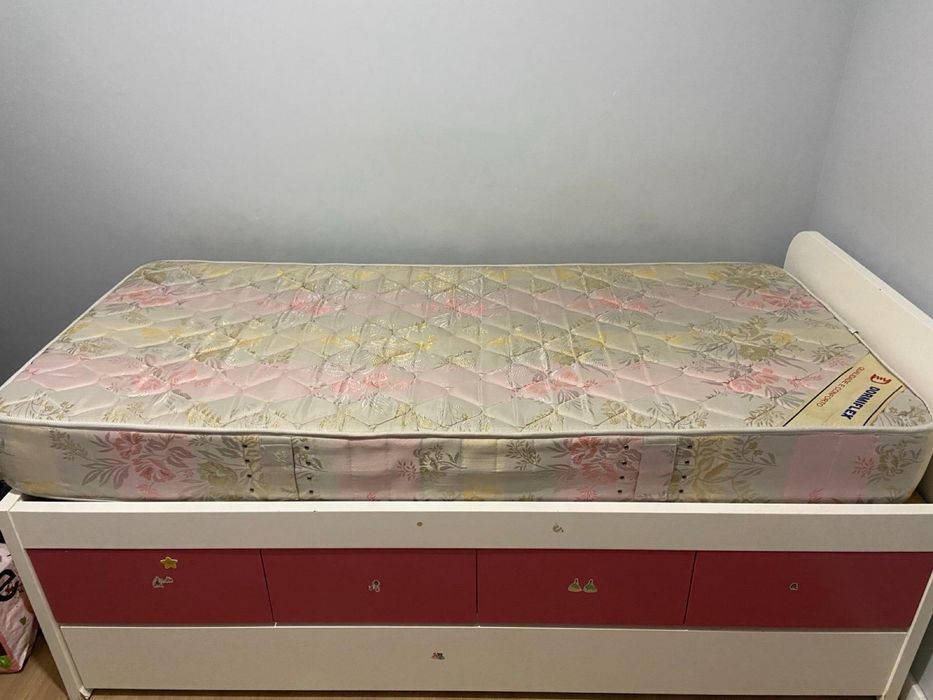 Cama de solteiro com gavetas