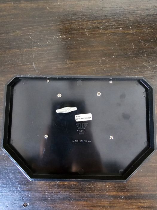 Caixa de música (de corda) guarda joias