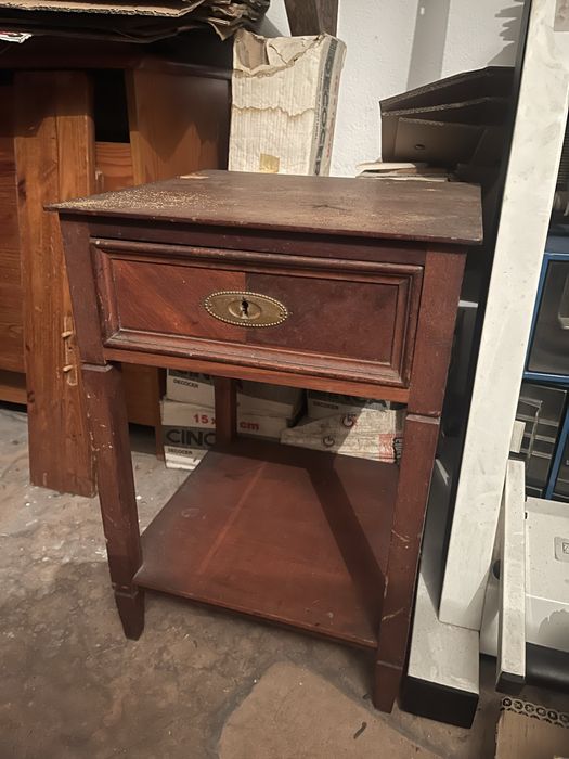 Mesinha de cabeceira antiga