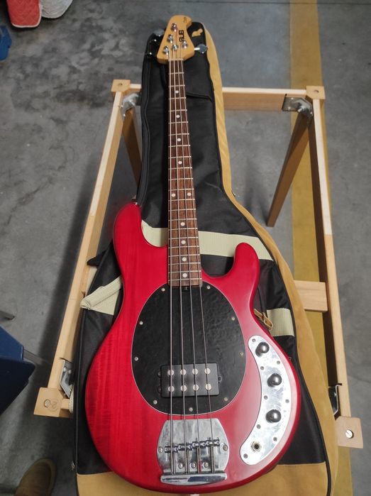 Baixo elétrico Sterling S.U.B.