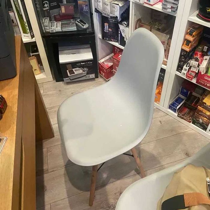 2 cadeiras nordicas como novas sem uso