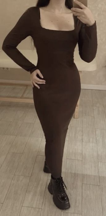 Жіноча  сукня з квадратним вирізом