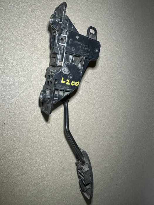 Pedal Mitsubishi L200 Apm30-010
