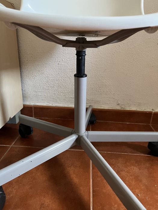 Cadeira de Escritório Ajustável Branca com Rodas