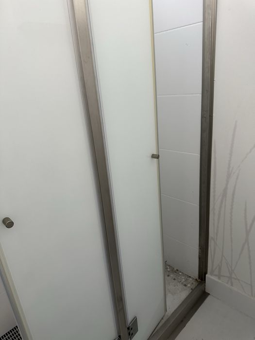 Par de portas em vidro preto ou branco com ferragens em aço e puxadores