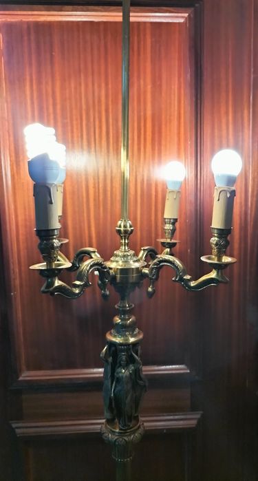 Candeeiro Antigo de Pé Alto em Bronze