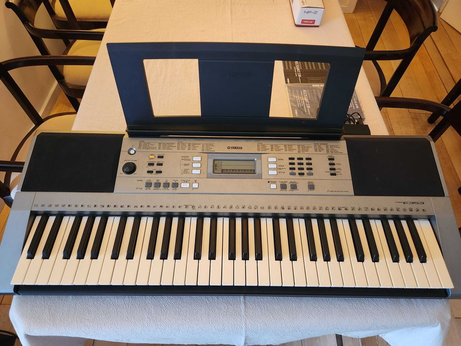Teclado Yamaha PSR-E353 e pedal NP-2