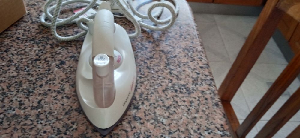 Ferro de engomar portátil marca Kenwood.