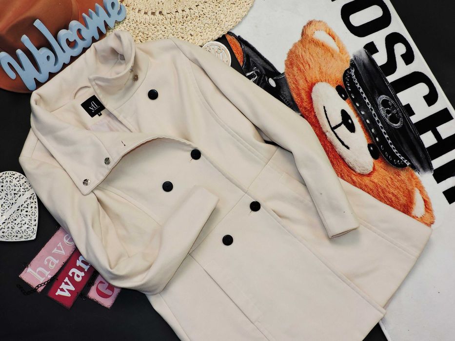 Reserved śliczny kremowy płaszczyk dwurzędowy M