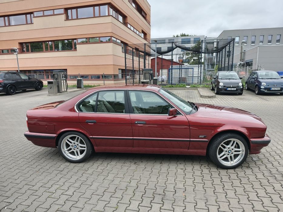 BMW E34  Posiada pełną dokumentację od wyjazdu z fabryki do dzisiaj
