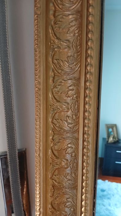 Espelho de grandes dimensões pintado a dourado