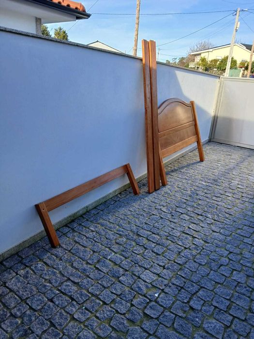 Cama em madeira maciça