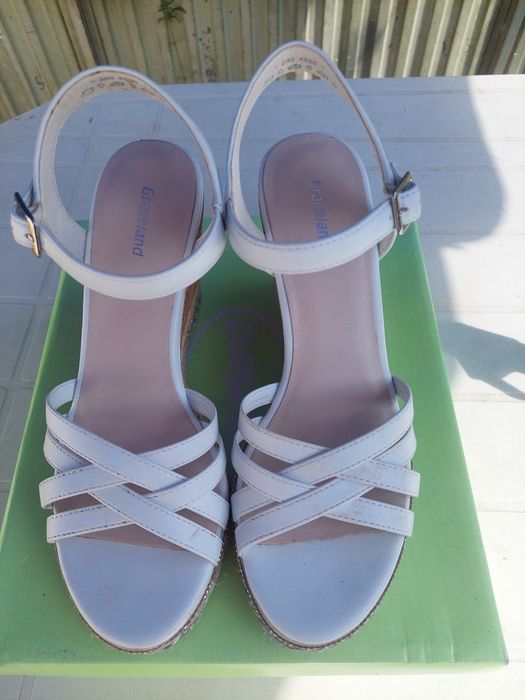 Sandálias brancos