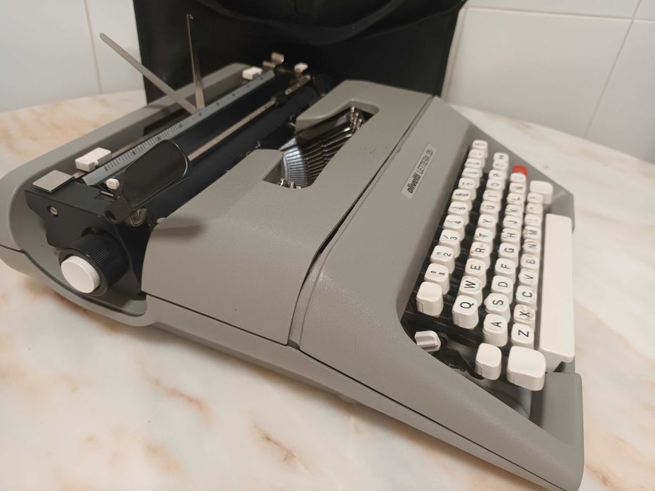 Máquina de escrever Olivetti Lettera 35