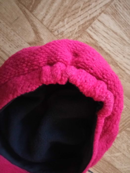 kaszkiet czerwony z łańcuszkiem