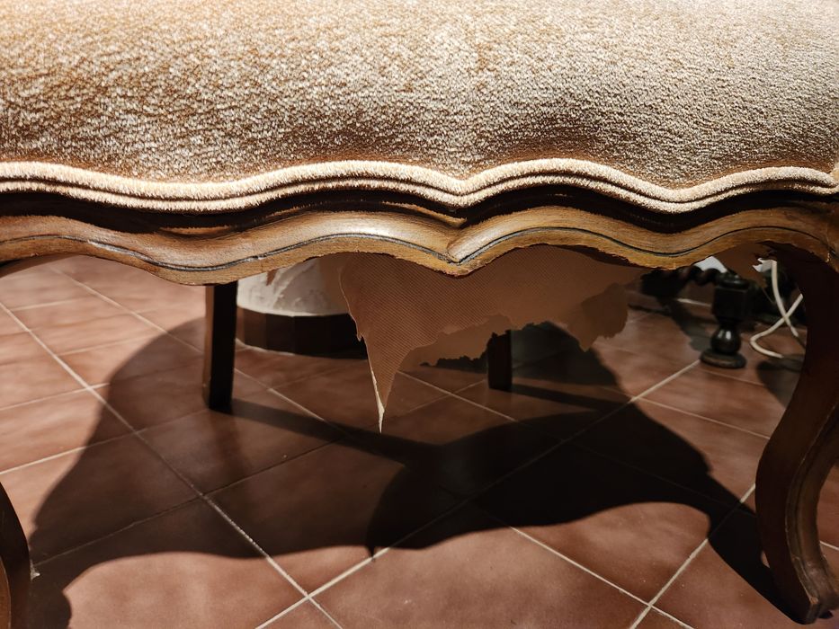 Poltrona em tecido e madeira