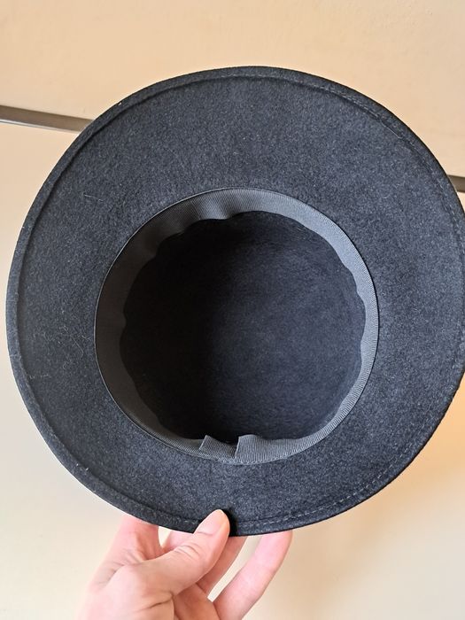 Жіночий фетровий капелюх.