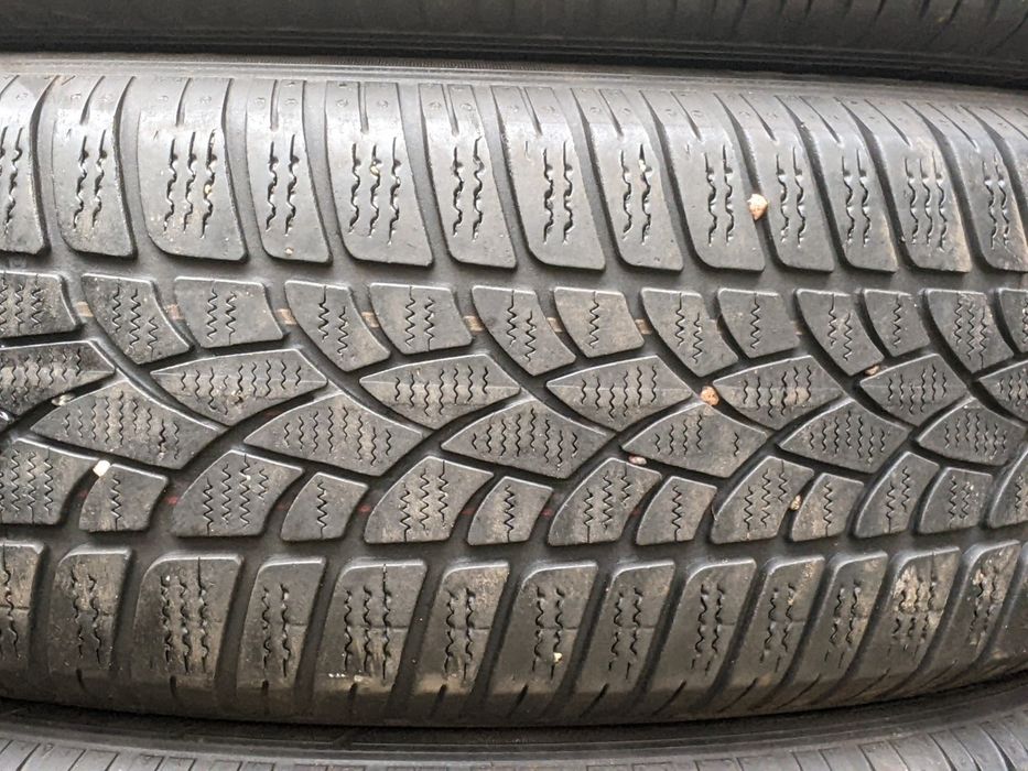 Зимовий Dunlop  215 60 17c цешка протектор 70%80%