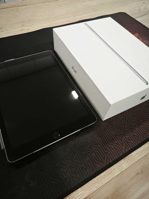 Apple iPad 6th Gen (A1893) 9.7" 32GB - Cinzento Sideral, WiFi