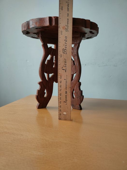 Mesa tripé em madeira trabalhada á mão.