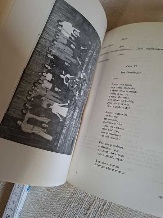 Livro antigo sobre o Teatro Amador em Leiria