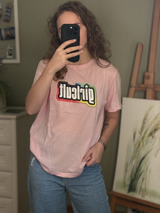 T-shirt pudrowy róż z nadrukiem girlcult