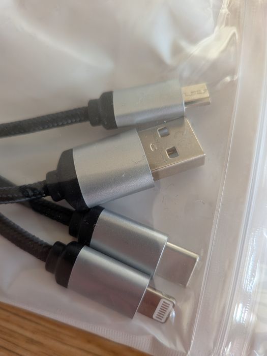 Kabel 3 w 1 USB - Lightning/Micro USB/USB-C

Kabel umożliwia ładowanie