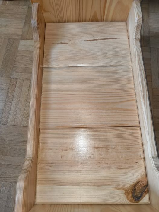 Łóżeczko drewniane dla lalki ręcznie rzeźbione stan bdb