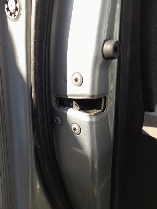 Fechadura / fecho porta frente esquerdo TOYOTA Yaris (_P9_)