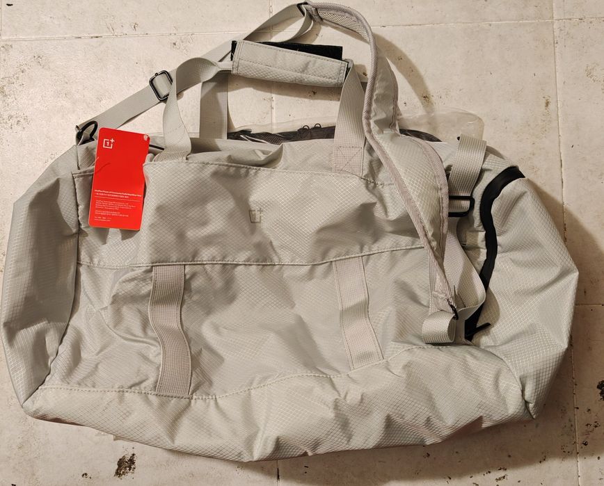 Mochila OnePlus Power of Community cinza prateado