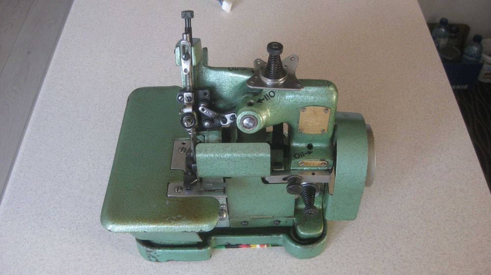 zabytkowa maszyna do szycia overlock