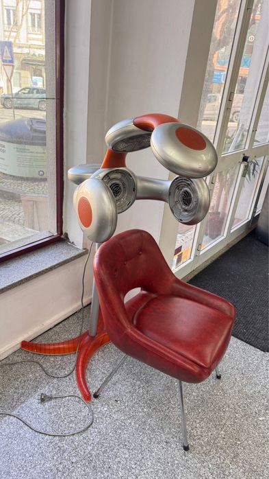 Móveis e máquinas de salão de estética.