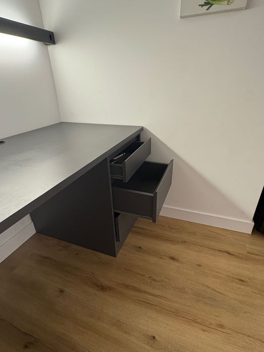 secretária sob medida em cinzento escuro com luz integrad