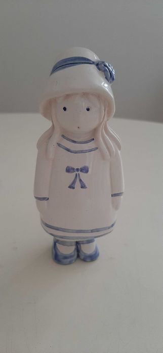 Menina em loiça pintada à mão