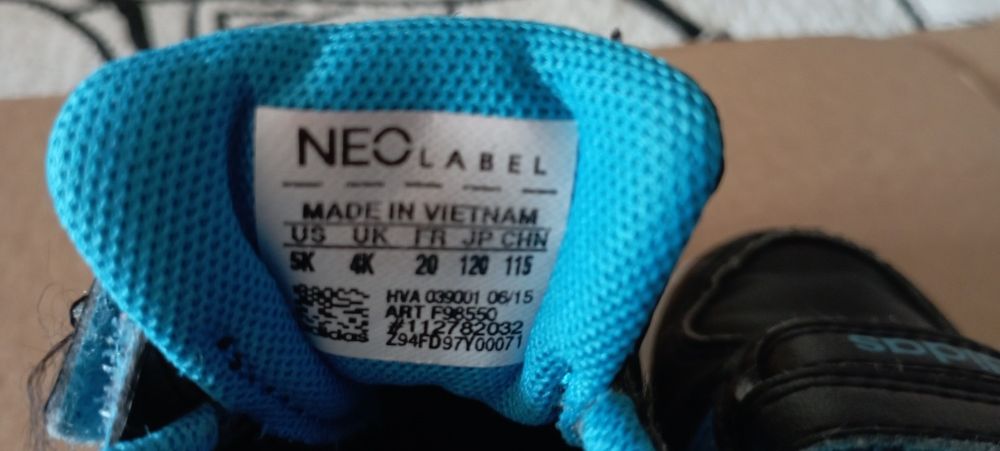 Ténis criança marca Adidas, tamanho 19