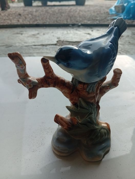Figurka porcelanowa niebieskiego ptaka.