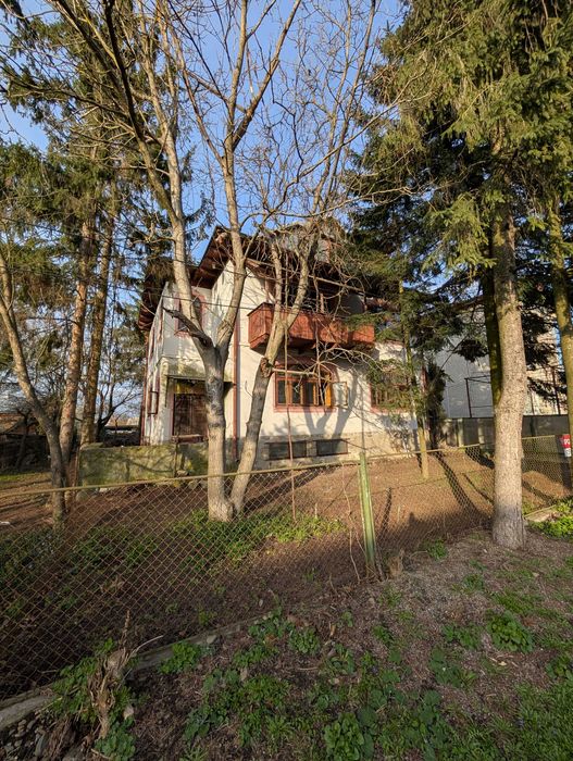 Великий будинок із землею, гаражем на початку міста _RR