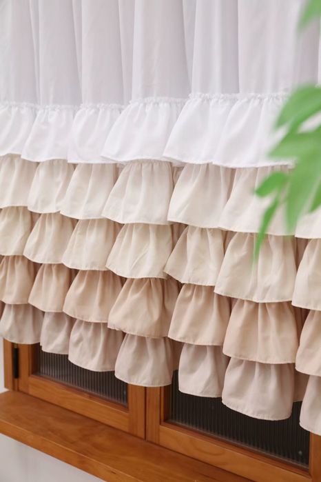 Firana krótka biało beżowymi falbanami