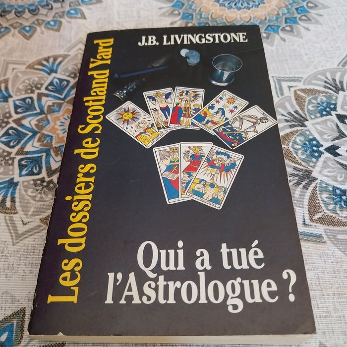 Qui a tué l'astrologue. Portes incluídos