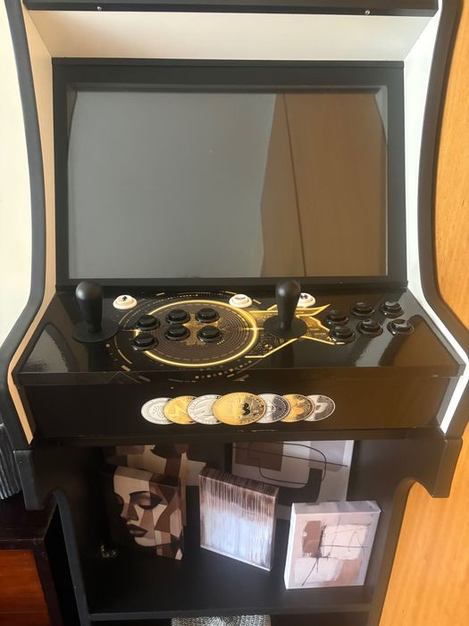 Máquina de jogos com base móvel