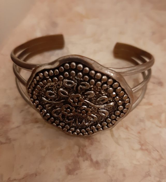 Pulseira prateada invulgar