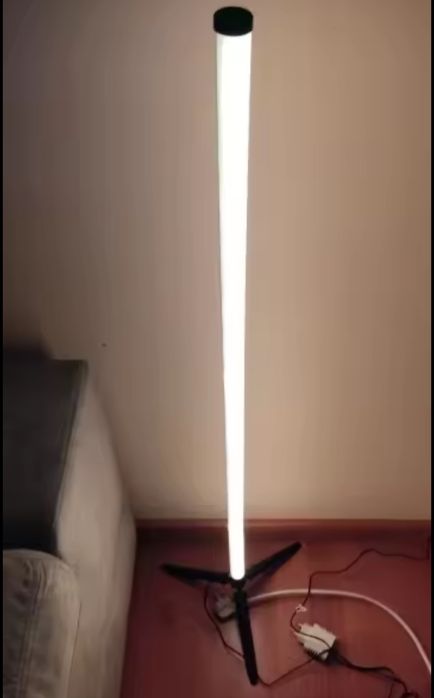 Lampa LED narożna stojaca