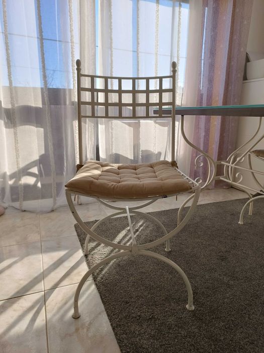 Mesa e cadeiras de sala