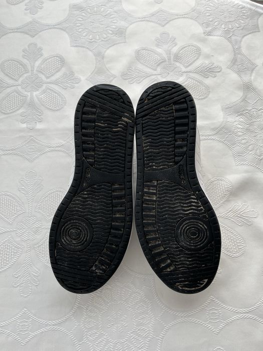 Кросівки adidas.