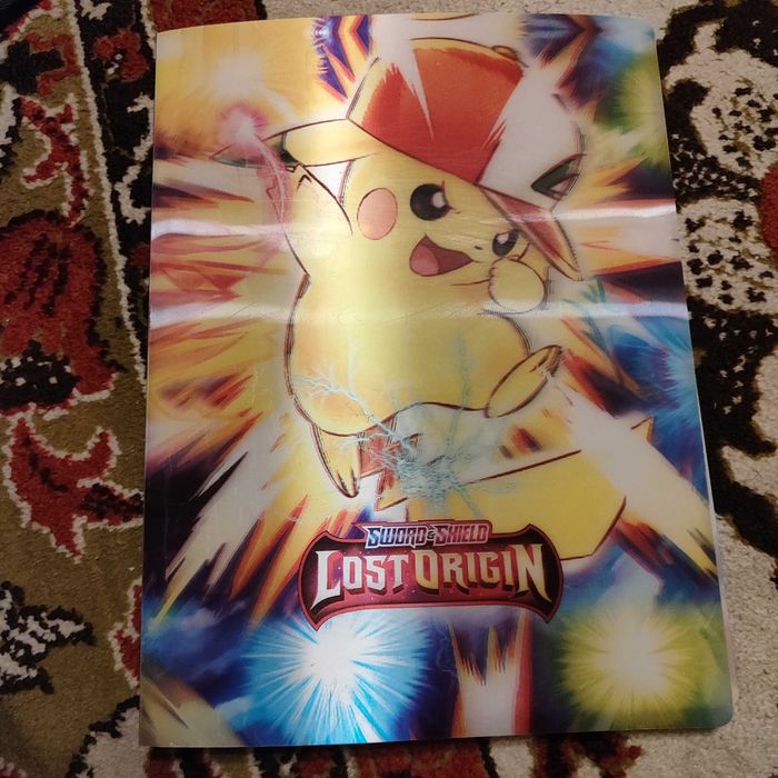 Album wypełnieniony oryginalnymi kartami pokemon