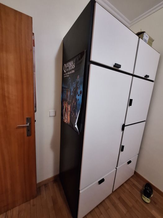 Roupeiro branco e preto