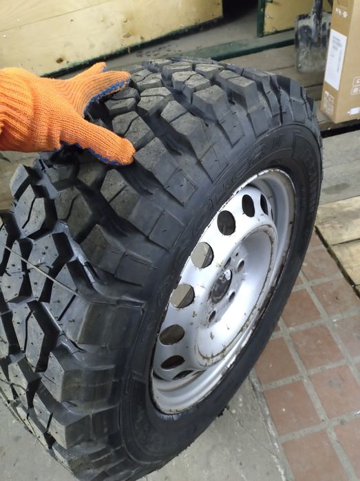 Продам колесо з грязьовою резиною 215/65/16